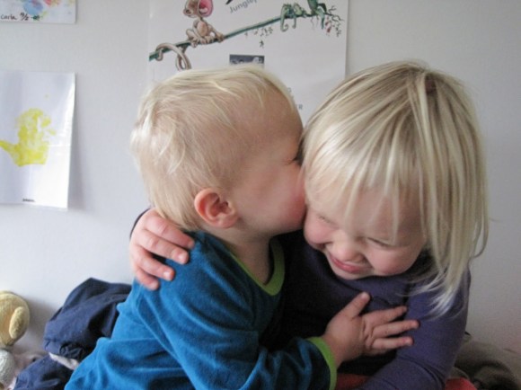 Carla og Halfdan krammer